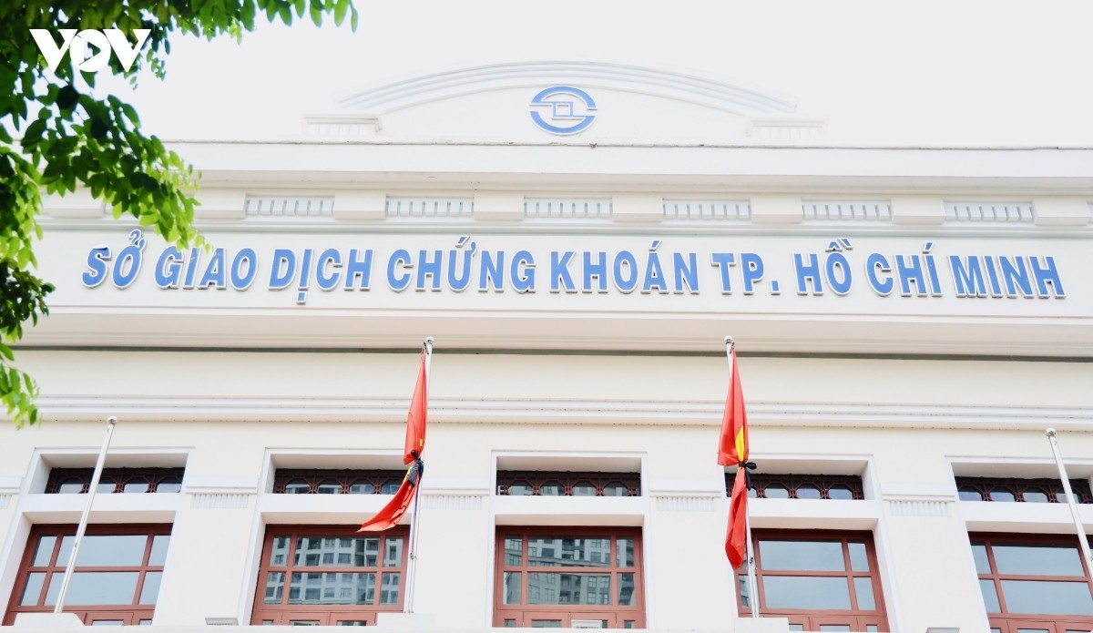 Đồng loạt các trụ sở cơ quan Nhà nước, doanh nghiệp ở TP.HCM thực hiện nghiêm việc treo cờ rủ Quốc tang Chủ tịch Quốc hội Lào Saysomphone Phomvihane