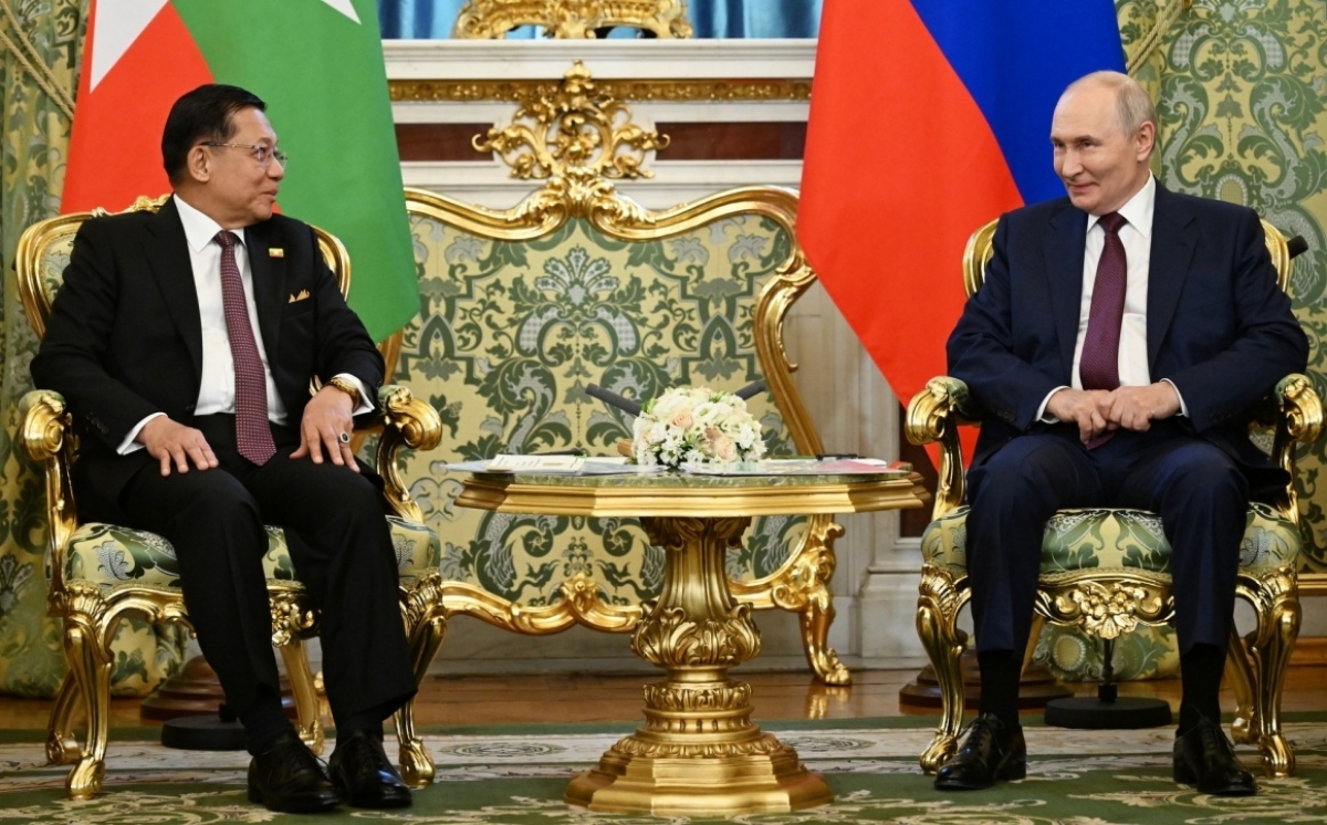  ທ່ານ Vladimir Putin ​ປະ​ທາ​ນາ​ທິ​ບໍ​ດີ ລັດ​ເຊຍ ແລະ  ທ່ານ Min Aung Hlaing ​ປະ​ທາ​ນາ​ທິ​ບໍ​ດີ ມຽນ​ມາ (ພາບ: Kremlin)
