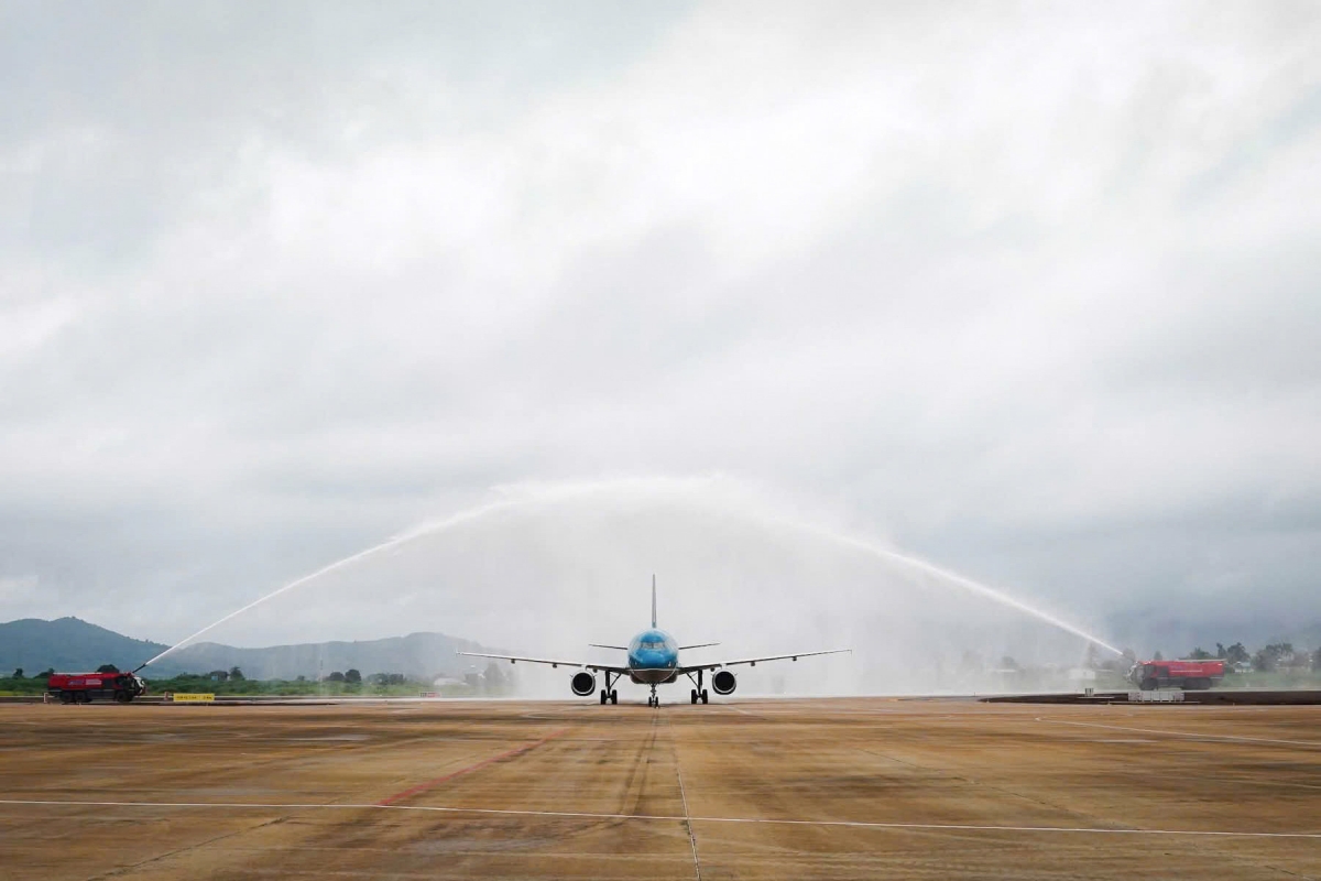 VN1380 by Vietnam Airlines, the first flight to arrive at Lien Khuong airport following nearly 6 months of suspension, is welcomed with a water-cannon salute at 7:05 AM on August 19, 2026. (Photo: Lam Dong News)