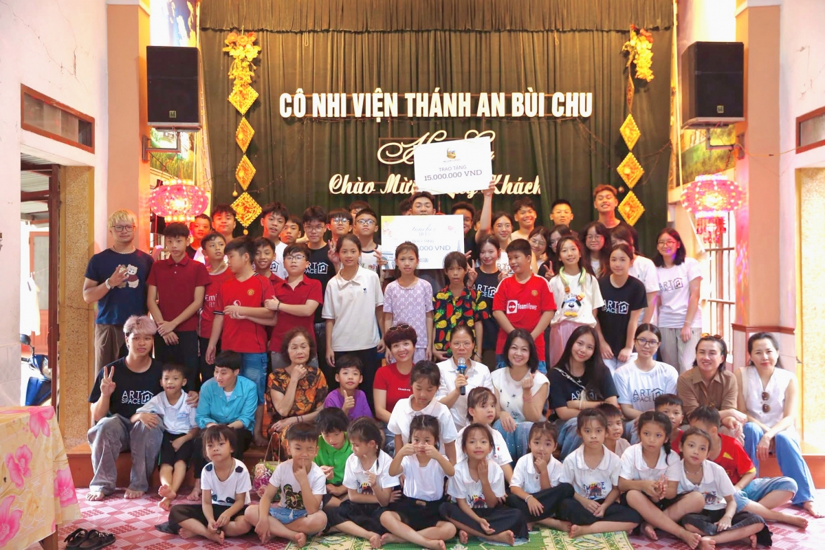 Les membres du projet offrent des cadeaux aux enfants défavorisés de l’orphelinat Thanh An. Photo: Toucher Arts