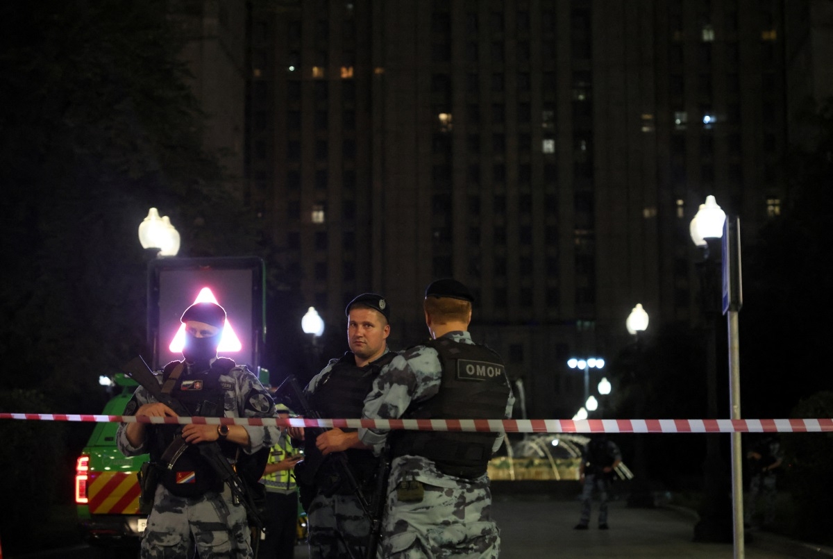 Law enforcement officers stand guard at the site of an explosion at a restaurant in central Moscow, Russia August 1, 2026. (Photo: REUTERS/Anastasia Barashkova)