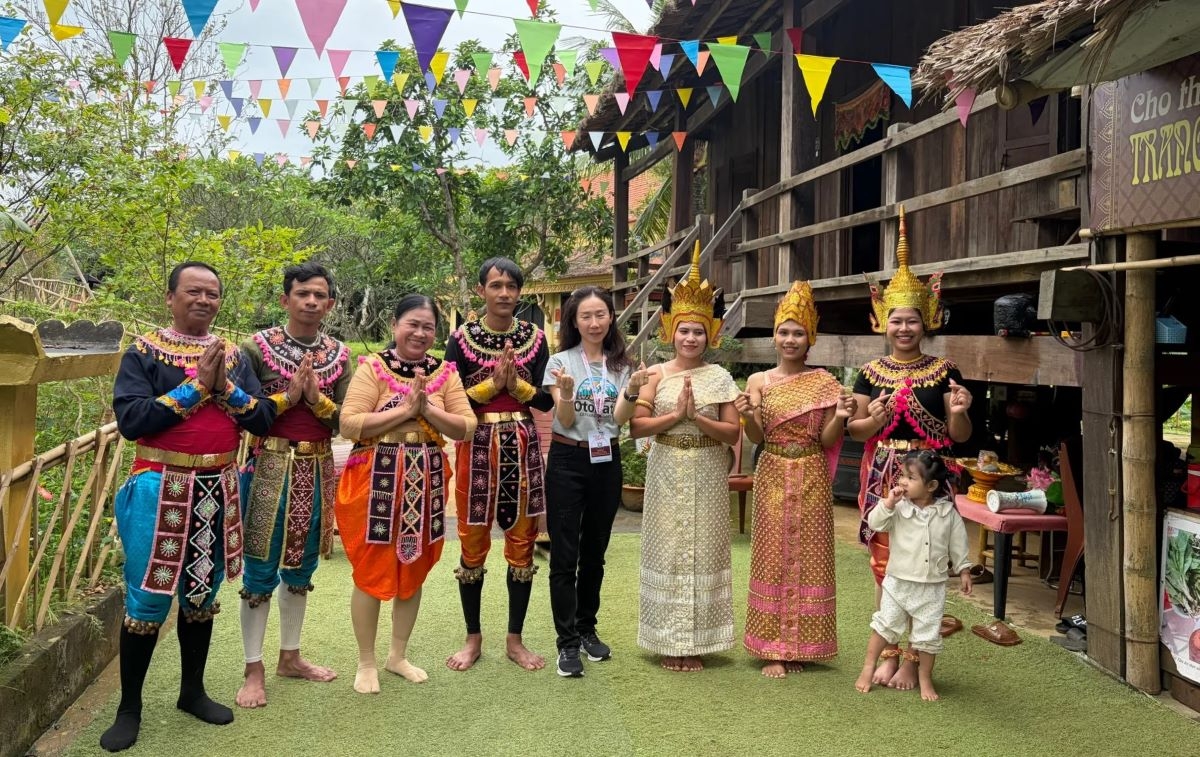 Du khách được hòa mình vào những điệu dân vũ rộn rã, rực rỡ sắc màu của đồng bào Khmer ngay tại Làng Văn hóa - Du lịch các dân tộc Việt Nam. Ảnh: vtv.vn