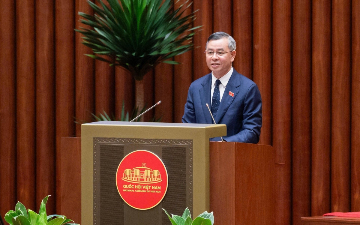 Minister of Finance Ngo Van Tuan speaks at the meeting (Photo: quochoi.vn)