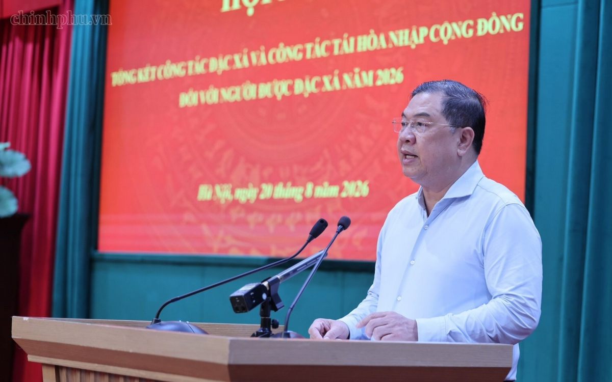 Permanent Deputy Prime Minister Pham Gia Tuc speaks at the conference to review special amnesty and community reintegration efforts for people granted amnesty in 2026 (Photo: VGP)