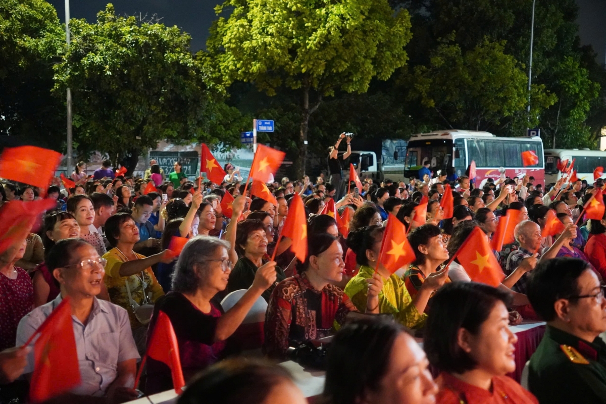 Hanoi residents attend the art program in Cau Giay Park. (Photo: Hanoi Department of Culture, Sports and Tourism)