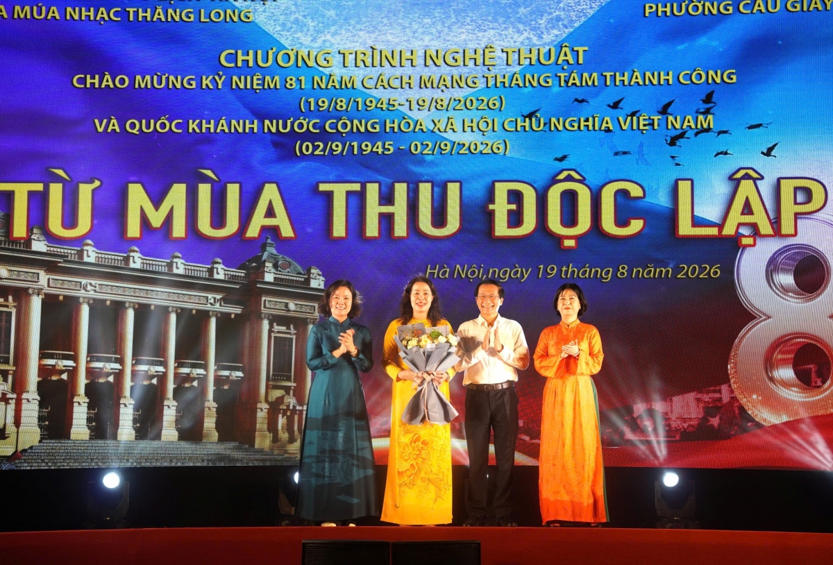 Delegates pose for a group photo. (Photo: Hanoi Department of Culture, Sports and Tourism)