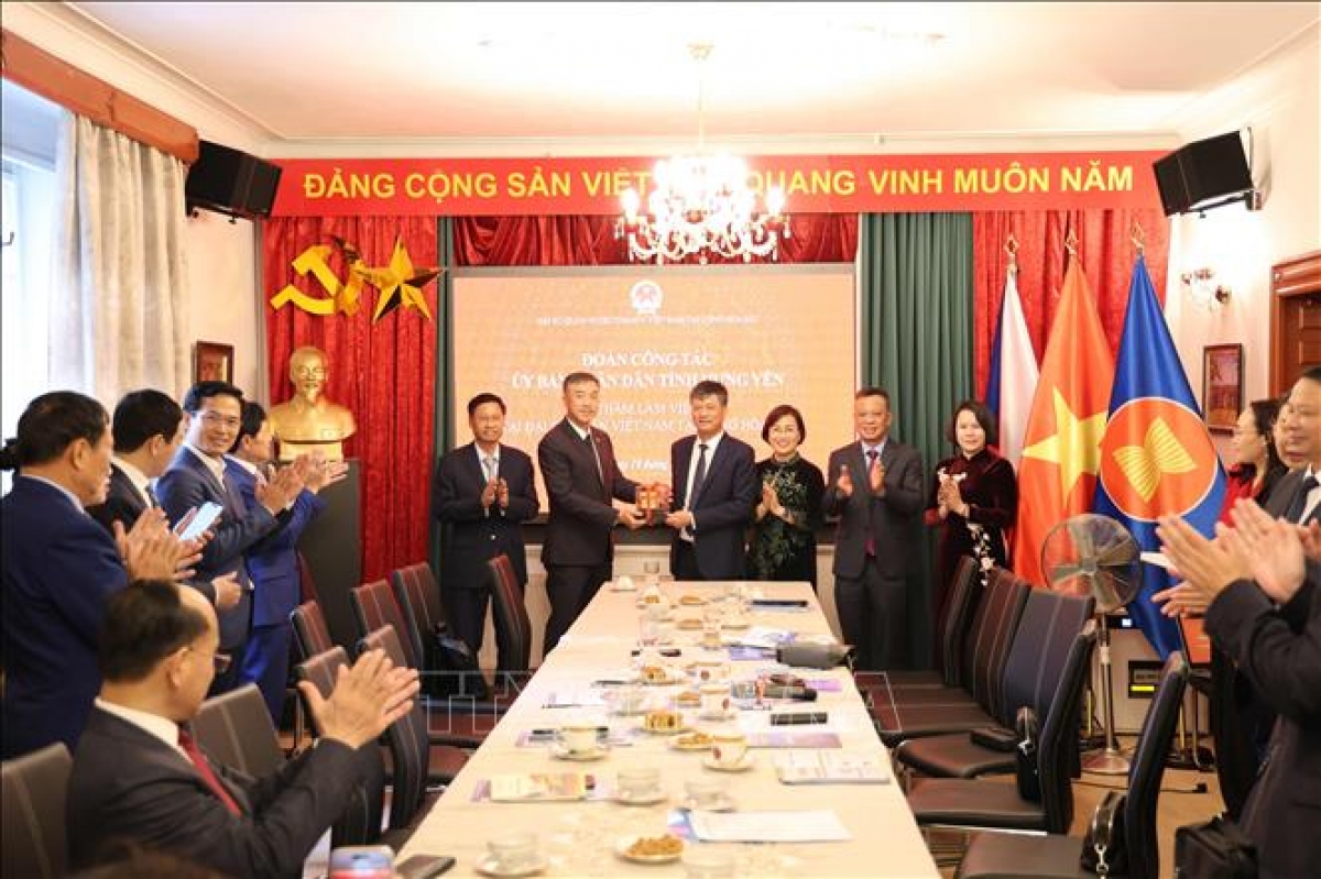 Đại sứ Dương Hoài Nam (trái) nhận quà lưu niệm từ lãnh đạo tỉnh Hưng Yên. Ảnh: Việt Thắng/PV TTXVN tại Séc