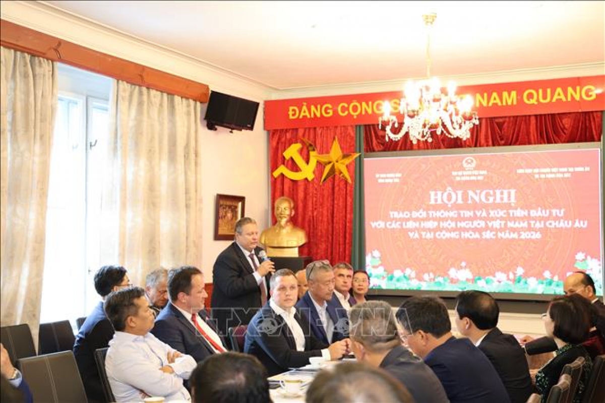 Một đại diện doanh nghiệp sản xuất sơn của CH Séc giới thiệu về sản phẩm của công ty. Ảnh: Việt Thắng/PV TTXVN tại Séc