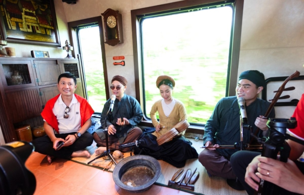  A performance on the Hanoi 5 Gates Train (Photo: BHL)