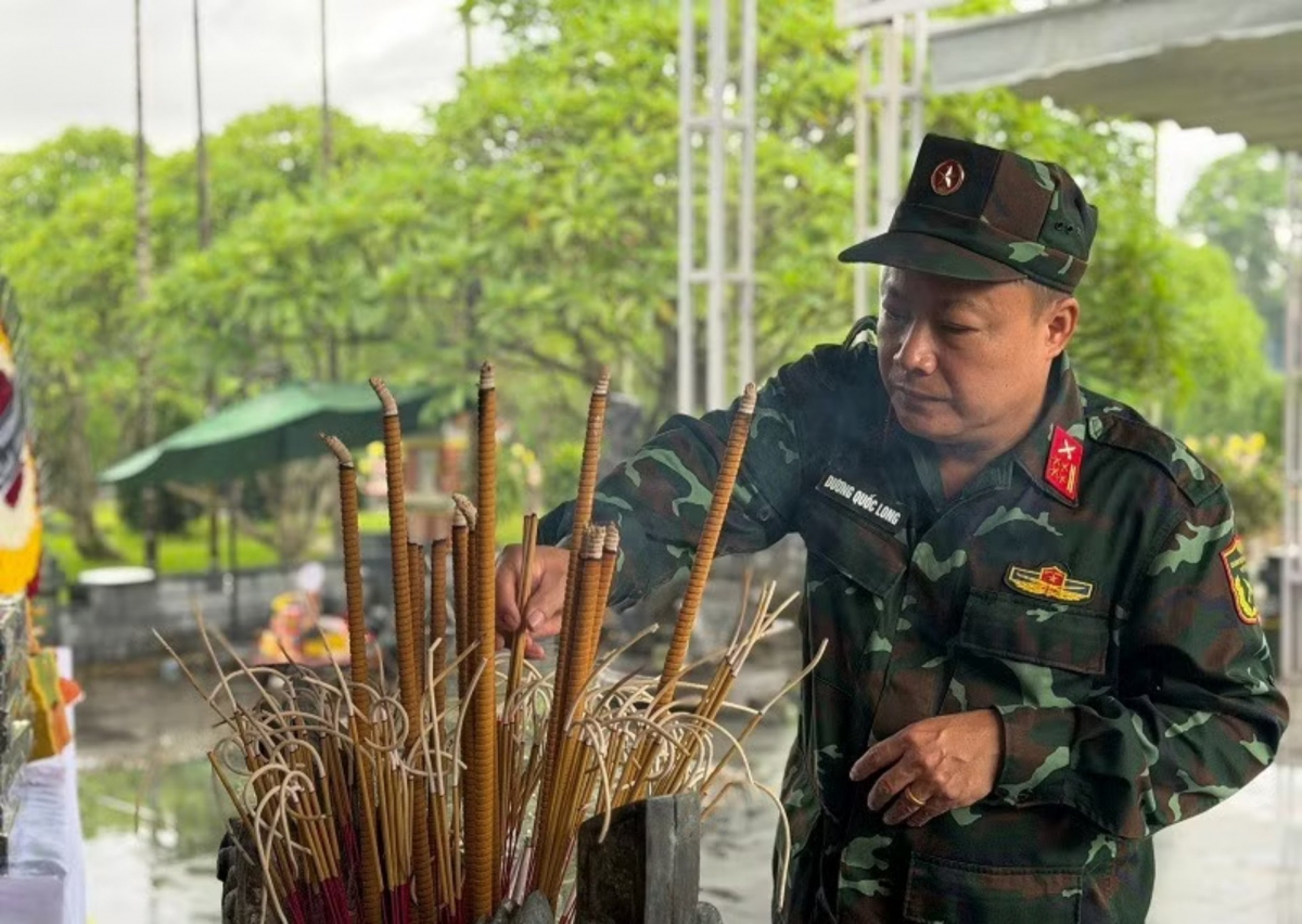 Colonel Duong Quoc Long, Deputy Political Commissar of the Dien Bien Provincial Military Command, offers incense to pay tribute to heroic martyrs at the Doc Lap Martyrs' Cemetery. (Photo: nhandan.vn)