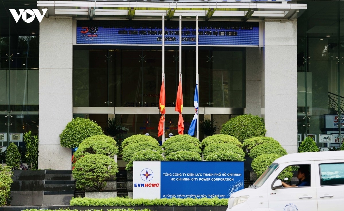 Không khí trang nghiêm trước trụ sở Tổng Công ty Điện lực TP.HCM trong ngày đầu Quốc tang Chủ tịch Quốc hội Lào Saysomphone Phomvihane