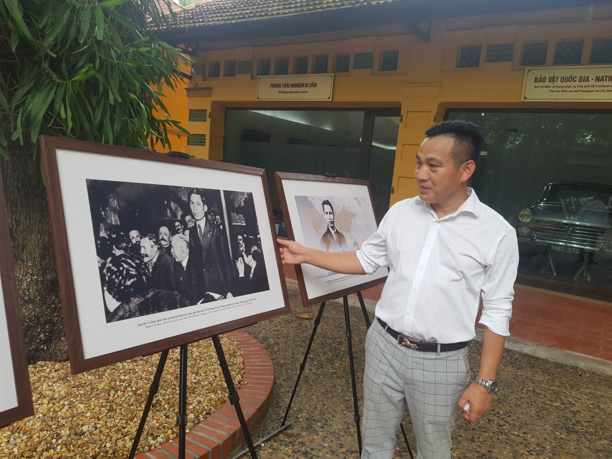 Nhà báo Vương Xuân Nguyên, Viện trưởng Viện Kinh tế, Văn hóa và Nghệ thuật, xem trưng bày.