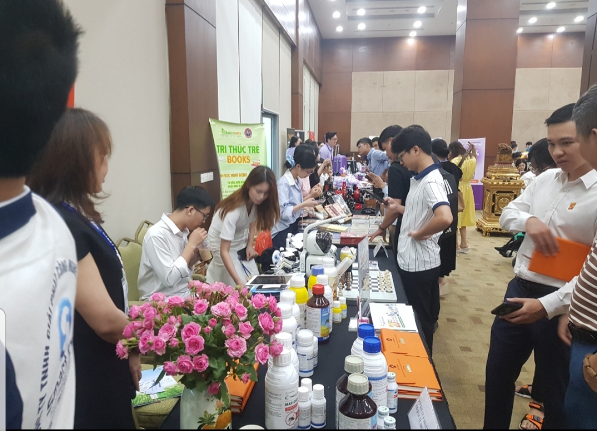 គណៈប្រតិភូ​ទស្សនា​ស្តង់​ទំនិញ​នានា​នៅ​ខាង​ក្រៅ​វេទិកា។