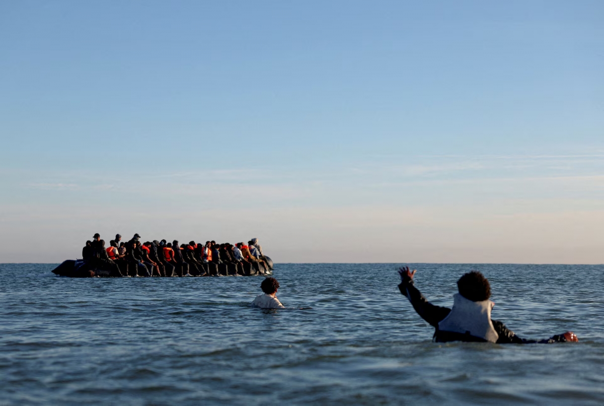 Un groupe de migrants tente de traverser la Manche pour rejoindre le Royaume-Uni. Ils sont partis de la plage de Petit-Fort-Philippe, à Gravelines, près de Calais, en France. Photo: REUTERS/Hannah McKay