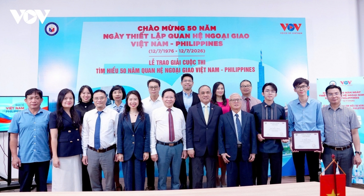 Đại sứ Philippines Francisco Noel R. Fernandez III, Phó Tổng Giám đốc VOV Vũ Hải Quang, đại diện Ban Tổ chức, Ban Giám khảo và nhà tài trợ chụp ảnh lưu niệm với các thí sinh đoạt giải. Ảnh: Đồng Toàn - Đinh Trung/VOV.VN