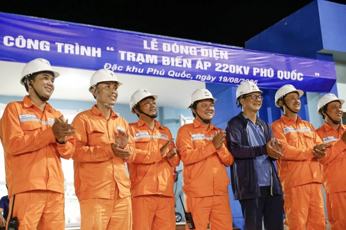 푸꾸옥 220kV 변전소 준공식에 참여한 전력공사 직원들 (사진: VOV)