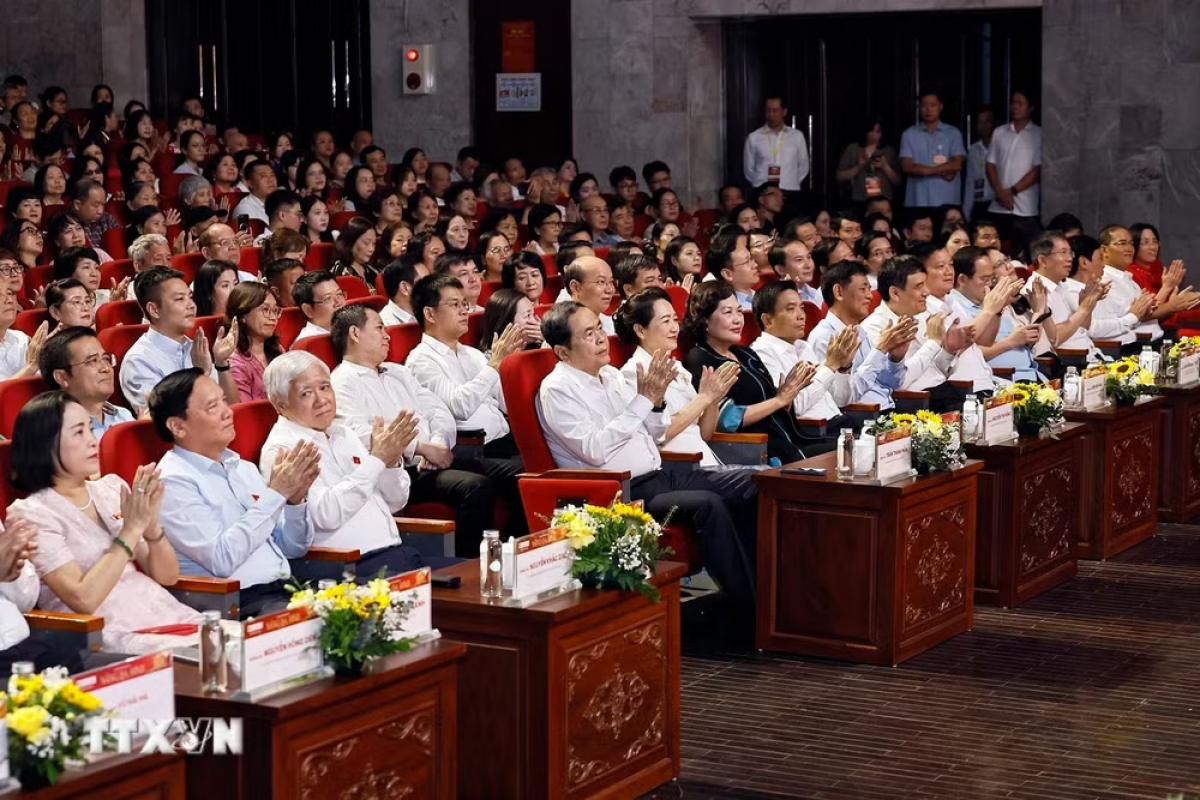 Chairman of the National Assembly Tran Thanh Man and his wife Nguyen Thi Thanh Nga and delegates attending the "Ba Dinh Sunshine" program. (Photo: Doan Tan/VNA)