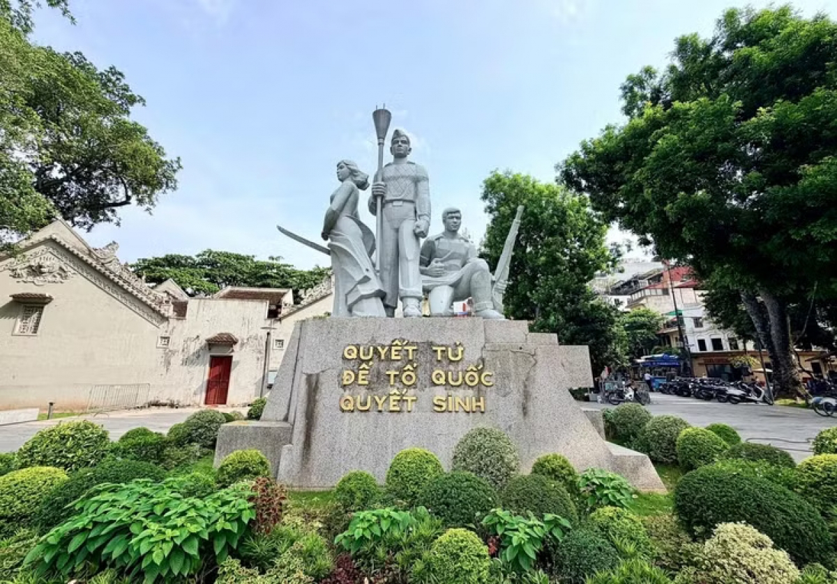 Tượng đài "Quyết tử để Tổ quốc quyết sinh” bên hồ Hoàn Kiếm. Ảnh: Ban Quản lý Di tích danh thắng Hà Nội