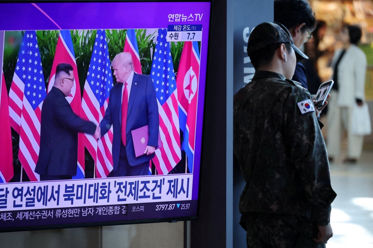 A meeting between DPRK leader Kim Jong-un and US President Donald Trump is broadcast on television at a railway station in Seoul, South Korea, in October 2025. (File photo: REUTERS/Kim Hong-Ji)