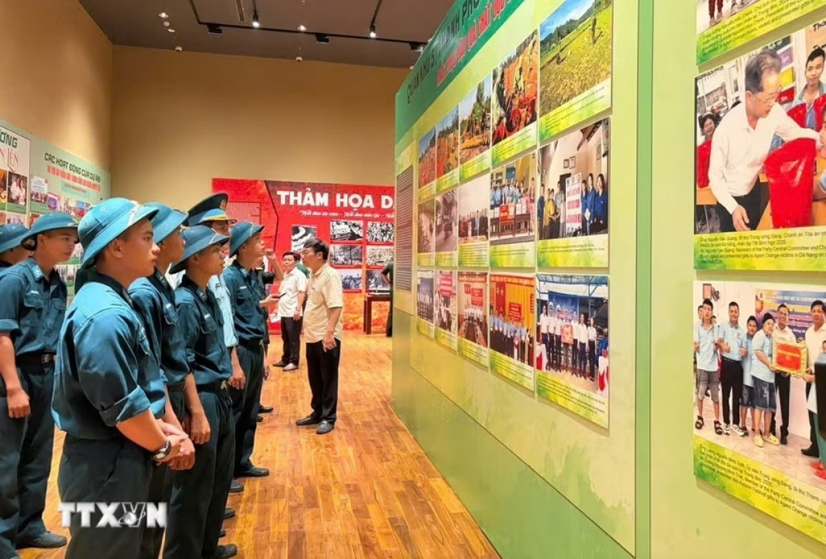 Militares visitan la exposición "Agente Naranja: Conciencia y Justicia" - Da Nang 2026, dedicada a preservar la memoria histórica y sensibilizar sobre las secuelas del agente naranja. Foto: VNA