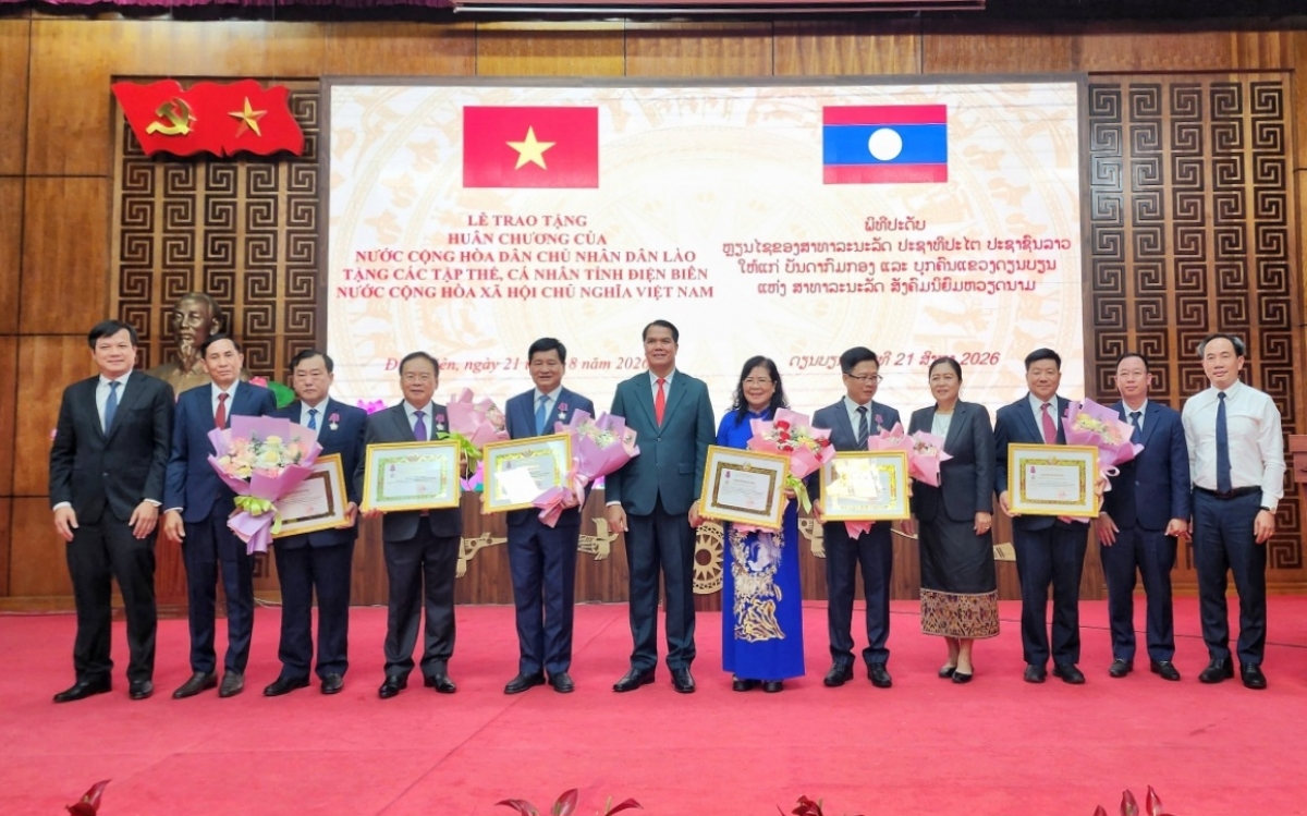 Trao tặng Huân chương Itxala hạng III cho 7 cá nhân. Ảnh: VOV
