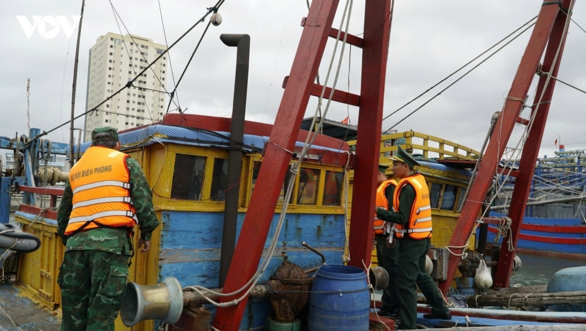 Border guards inspect an offshore fishing vessel. (Photo: VOV)
