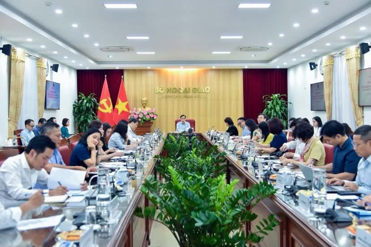Foreign Minister Le Hoai Trung chairs a meeting to review and accelerate the implementation of international commitments and agreements, Hanoi, August 22, 2026. (Photo: Ministry of Foreign Affairs)