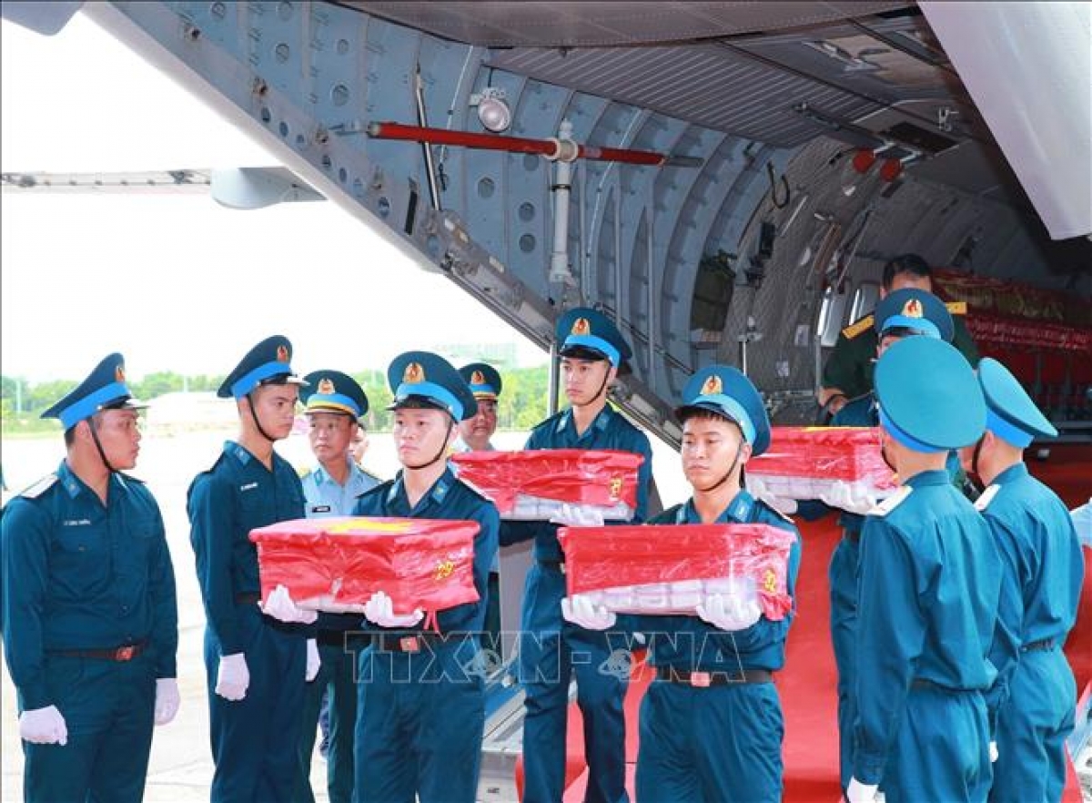 ザーラム空港で、戦没者の遺骨サンプルを機体から降ろす厳粛な儀式、追悼焼香式へ　写真: Trọng Đức/TTXVN