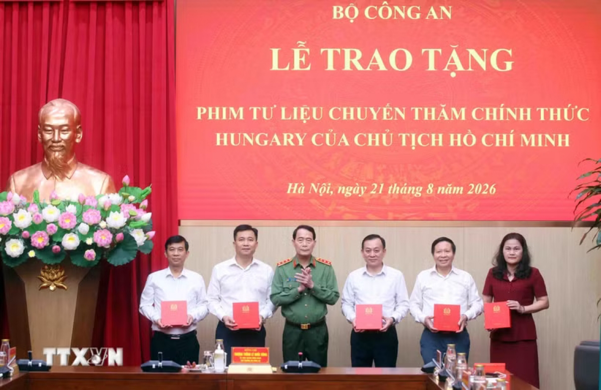 El coronel general Le Quoc Hung, viceministro de Seguridad Pública, entrega documentales sobre la visita oficial del Presidente Ho Chi Minh a Hungría a la Oficina del Comité Central del Partido, la Agencia Vietnamita de Noticias, la Televisión de Vietnam, la Voz de Vietnam y el Museo Ho Chi Minh. Foto: Pham Kien/VNA