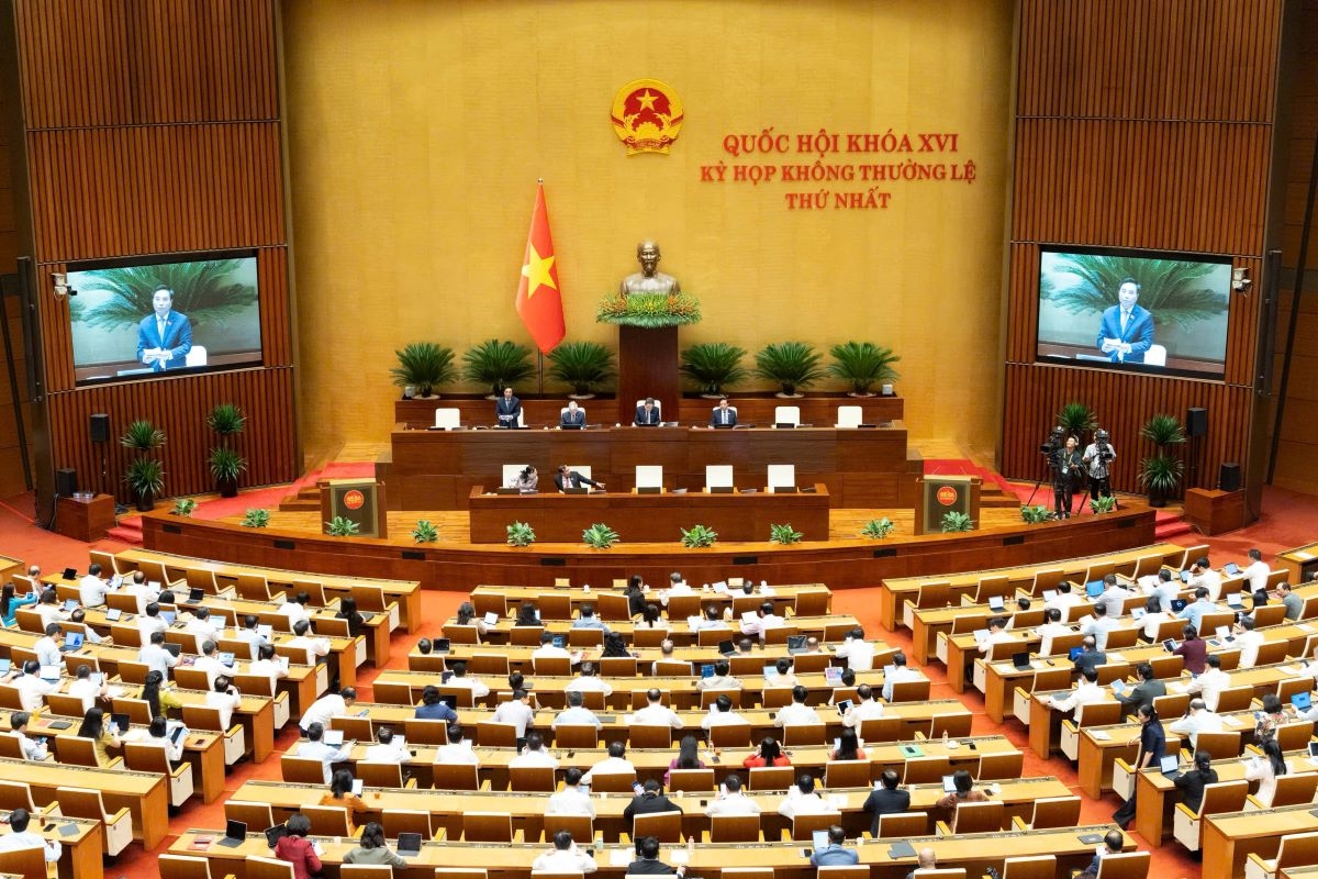 El vicepresidente de la Asamblea Nacional, coronel general Nguyen Doan Anh, preside la sesión. Foto: quochoi.vn