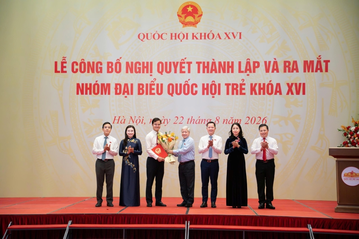 Phó Chủ tịch Thường trực Quốc hội Đỗ Văn Chiến tặng hoa Ban Thường trực Nhóm đại biểu Quốc hội trẻ khóa XVI. Ảnh: quochoi.vn