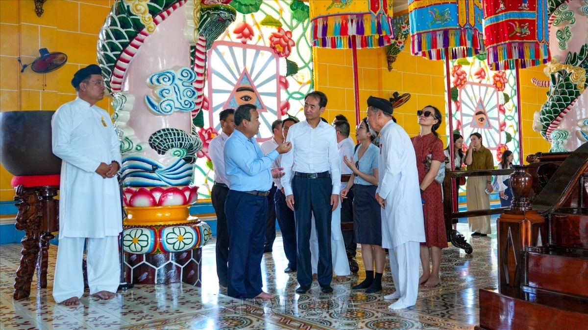 Đoàn Đại sứ Trung Quốc tham quan, tìm hiểu không gian văn hóa, tín ngưỡng tại Tòa Thánh Cao Đài Tây Ninh. Ảnh: Minh Phú/TTXVN