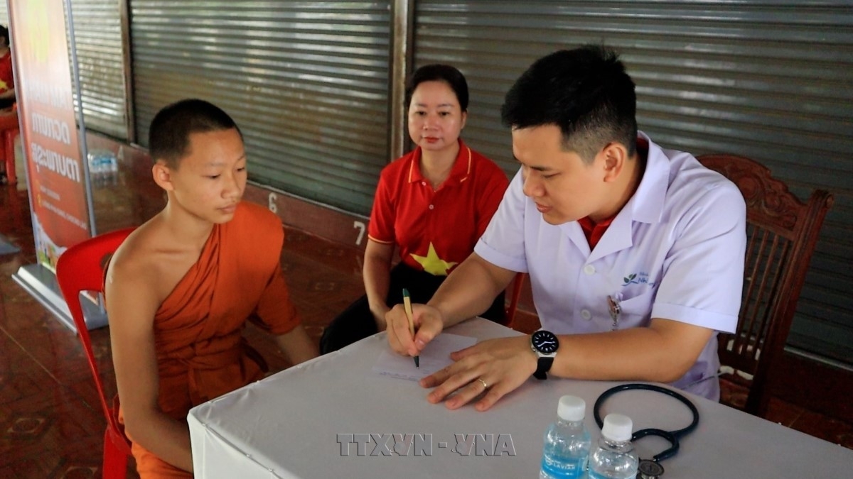 Y bác sĩ khám bệnh và cấp phát thuốc miễn phí cho các hòa thượng, tăng sinh tại chùa Pa Pha O, thành phố Luang Prabang, Bắc Lào. Ảnh: Xuân Tú/TTXVN