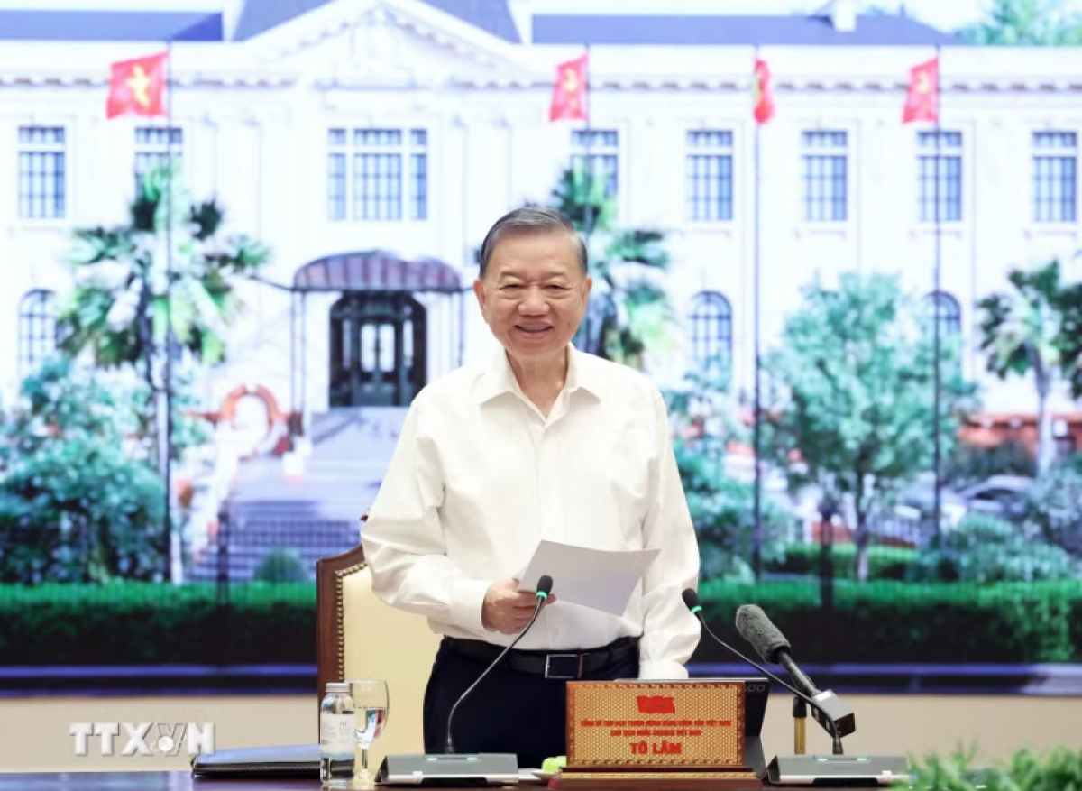 Le secrétaire général du Parti communiste et président vietnamien Tô Lâm préside une réunion sur la stratégie nationale d'attraction et de développement des talents dans les secteurs clés pour la nouvelle ère. Photo: AVI