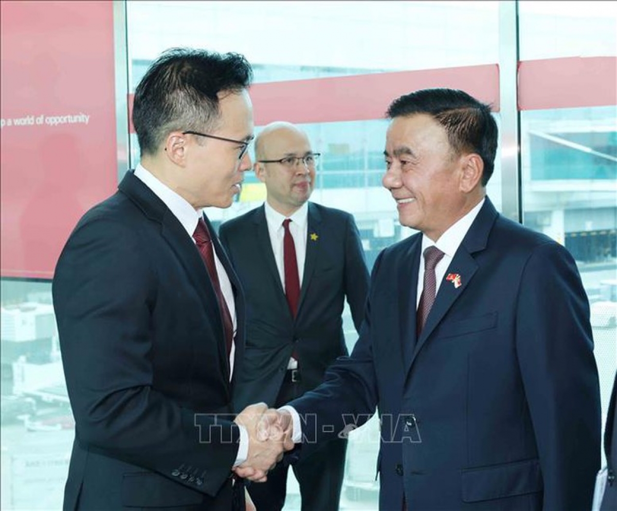 Le ministre d'État singapourien à la Défense Desmond Choo accueille le permanent du Secrétariat du Parti communiste vietnamien Trân Câm Tu à l'aéroport international de Changi. Photo: AVI