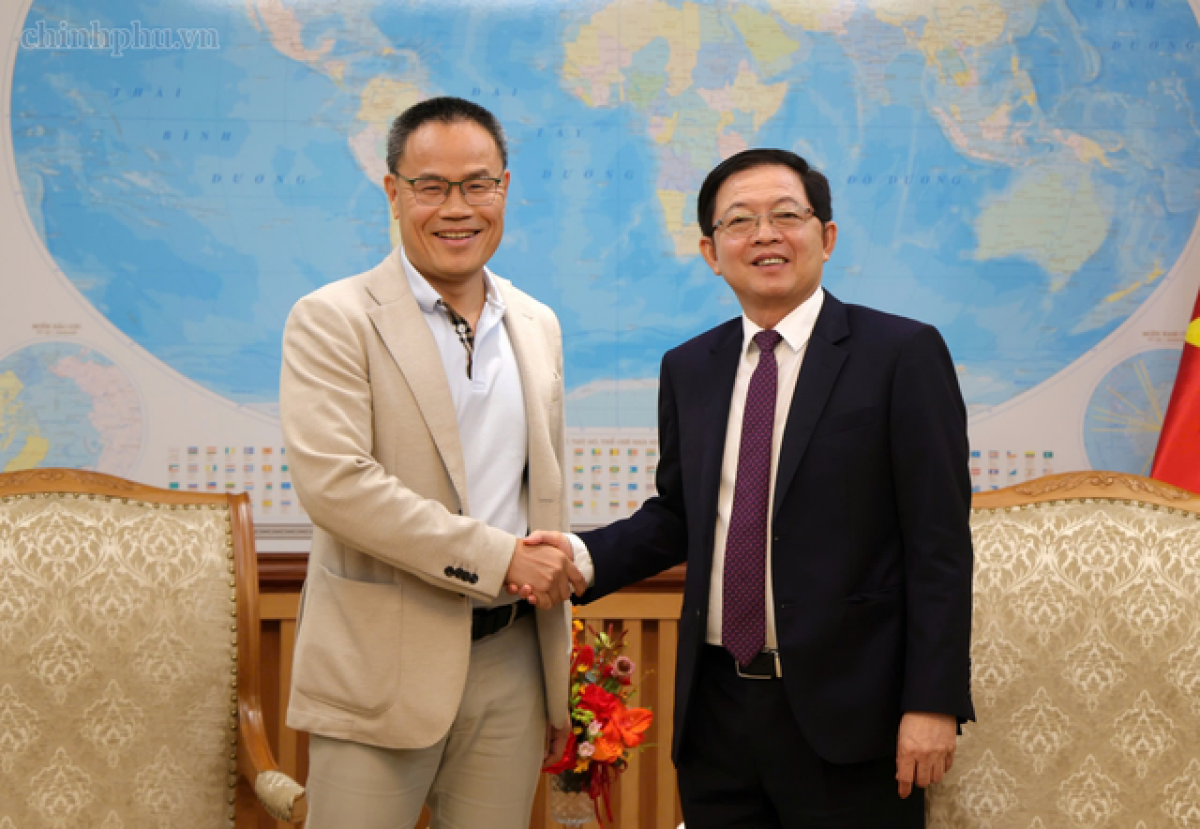 Le vice-Premier ministre Hô Quôc Dung reçoit le professeur et docteur ès sciences Nguyên Van Tâm, directeur du département d'informatique, des données et de l'intelligence artificielle de l'Institut polytechnique de Paris (IP Paris).<br>
Photo: VGP / Gia Huy