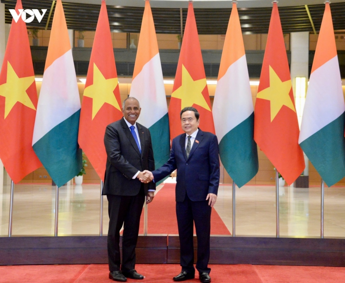 Le président de l’Assemblée nationale vietnamienne, Trân Thanh Mân, préside la cérémonie d’accueil officiel de son homologue ivoirien, Patrick Achi. Photo: VOV