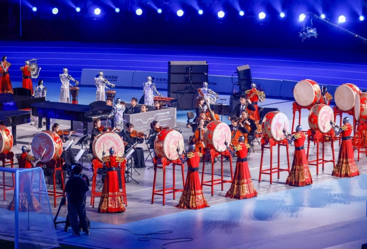 Spectacle d’ouverture réunissant des robots humanoïdes et des artistes lors de la cérémonie d’ouverture de la 2e Compétition mondiale de robotique humanoïde. Photo: Chinanews