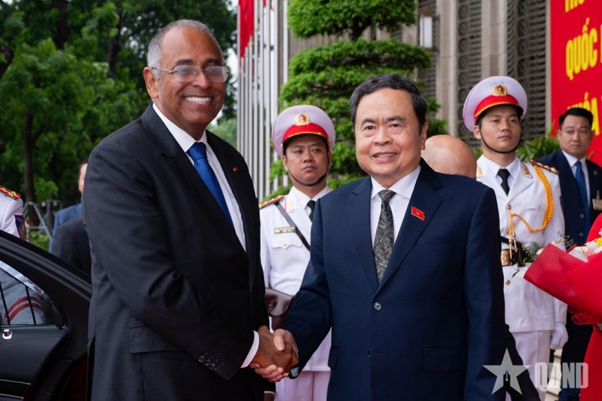 Chủ tịch Quốc hội Trần Thanh Mẫn đón Chủ tịch Quốc hội Bờ Biển Ngà Patrick Achi. Ảnh: QĐND