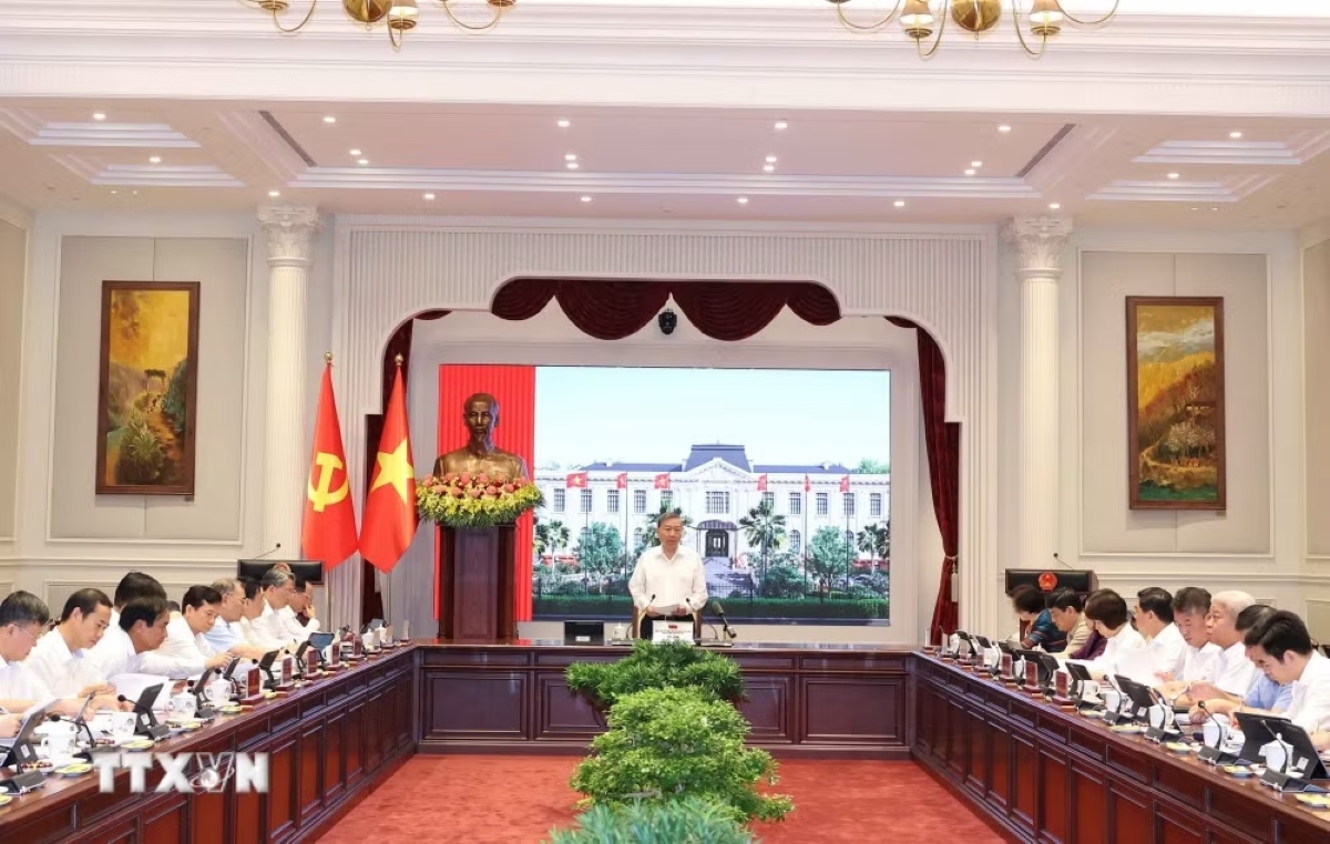 Sekjen sekaligus residen To Lam memimpin temu kerja dengan Komite Partai Pemerintah dan lembaga terkait mengenai implementasi kebijakan jaring pengaman sosial. Foto: VNA.
