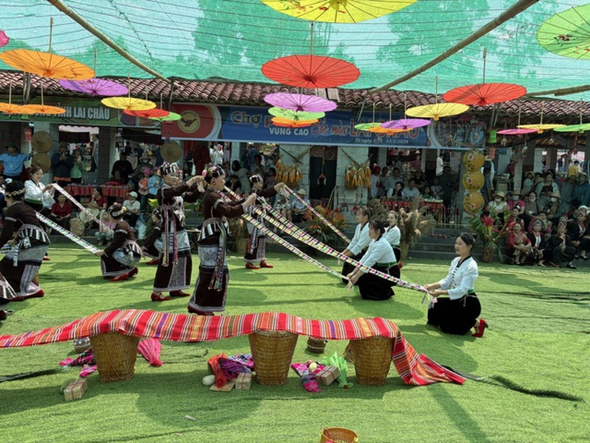 Das Kultur- und Tourismusdorf der vietnamesischen Volksgruppen feiert das Unabhängigkeitsfest. (Foto: Thu Le/thanglong.chinhphu.vn)