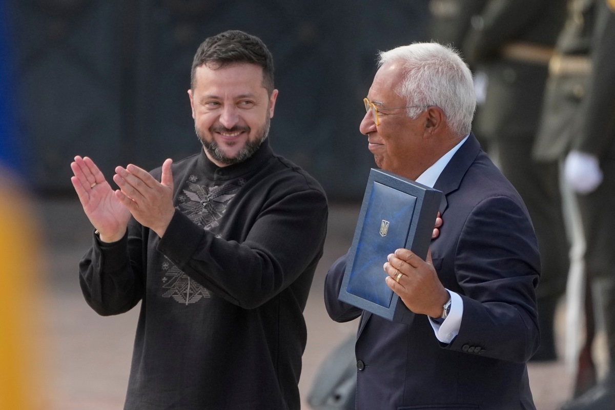 Le président ukrainien Volodymyr Zelensky remet une distinction de l’État ukrainien au président du Conseil européen, Antonio Costa, le 24 août 2026, à l’occasion du 35e anniversaire de l’indépendance de l’Ukraine. Photo: AP/Efrem Lukatsky