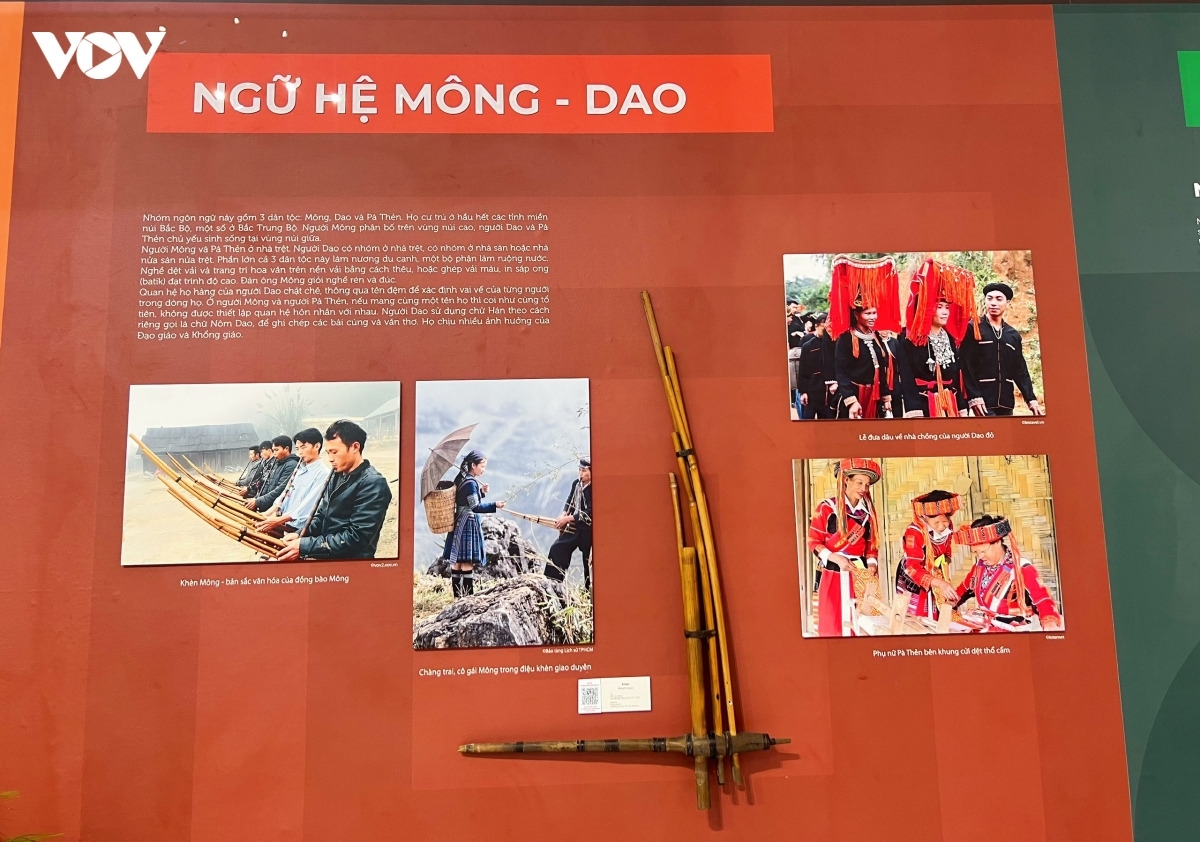 전시관에서 물질문화, 정신문화, 전통의상, 악기, 축제, 의례, 민속놀이 등을 아우르는 250여 점의 사진, 유물, 자료가 전시되어 있다. (사진: 홍 프엉/ VOV 메콩강 삼각주 지점)