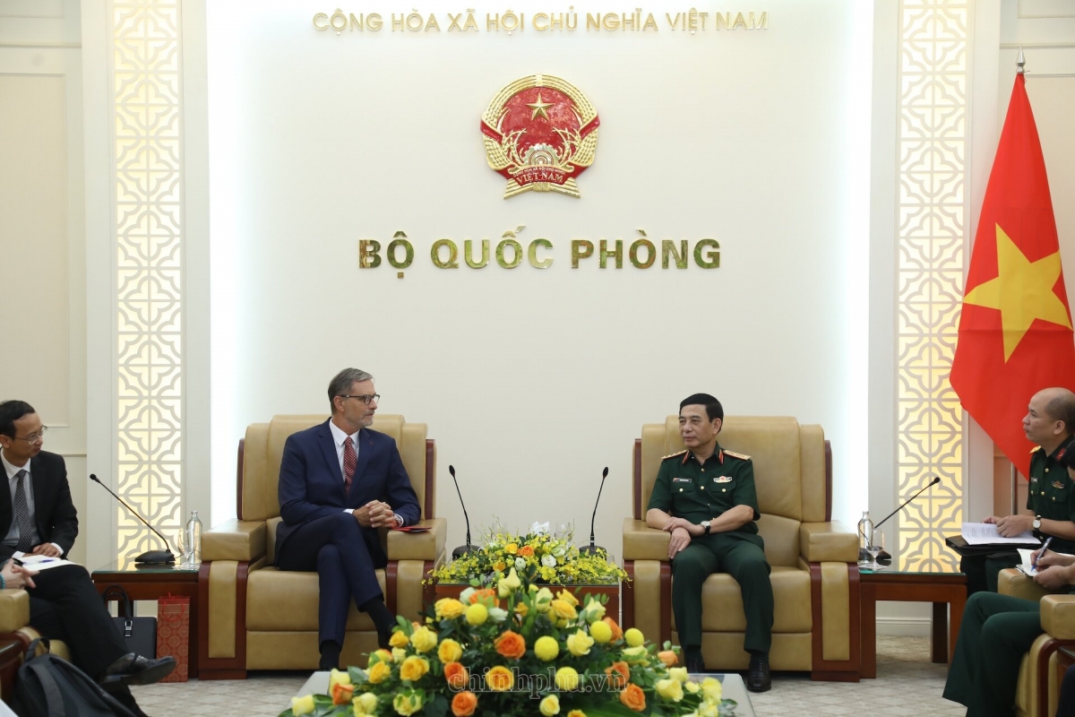 Đại tướng Phan Văn Giang, Ủy viên Bộ Chính trị, Phó Thủ tướng Chính phủ, Bộ trưởng Bộ Quốc phòng tiếp ông Olivier Brochet, Đại sứ Cộng hòa Pháp tại Việt Nam. Ảnh: VGP
