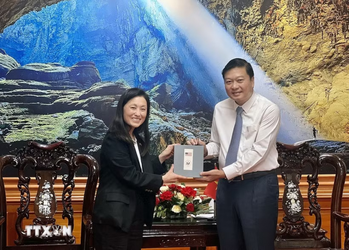 Đại sứ Hoa Kỳ tại Việt Nam Jennifer Wicks tặng quà lưu niệm tới Chủ tịch Ủy ban Nhân dân tỉnh Quảng Trị Lê Hồng Vinh. Ảnh: Nguyên Linh/TTXVN