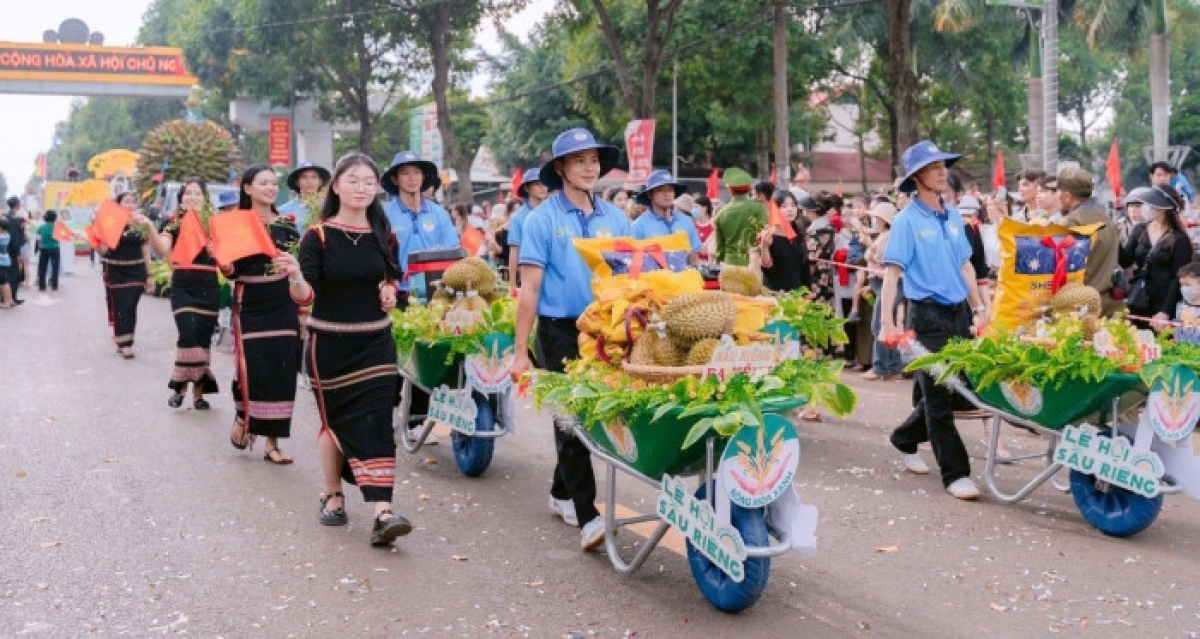 Màn diễu hành tôn vinh trái sầu riêng tại Lễ hội Sầu riêng Krông Pắc lần thứ II năm 2024. Ảnh: Thế Hữu. Nguồn ảnh: tcdulichtphcm.vn 