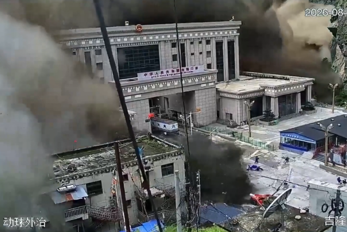 中国とネパールの国境にあるギロン口岸の建物を襲った猛烈な洪水（写真：新華社）