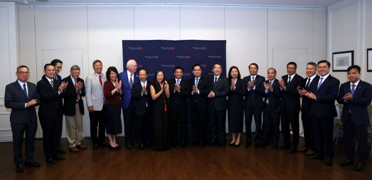 Delegates at Vietnam Leadership Program 2026 pose for a group photo. (Photo: VNA)