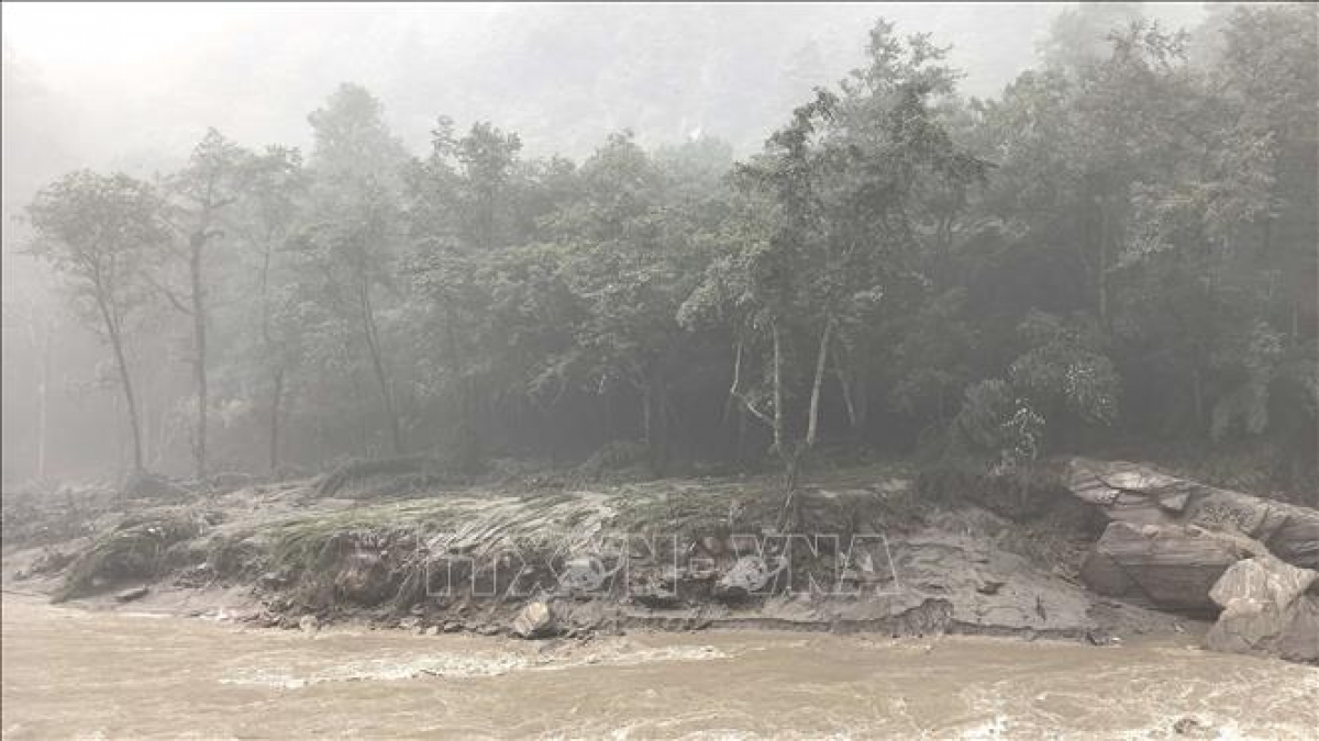 The scene of a landslide near the Gyirong border crossing in the Tibet Autonomous Region, China, on August 26, 2026. (Photo: Xinhua/VNA)
