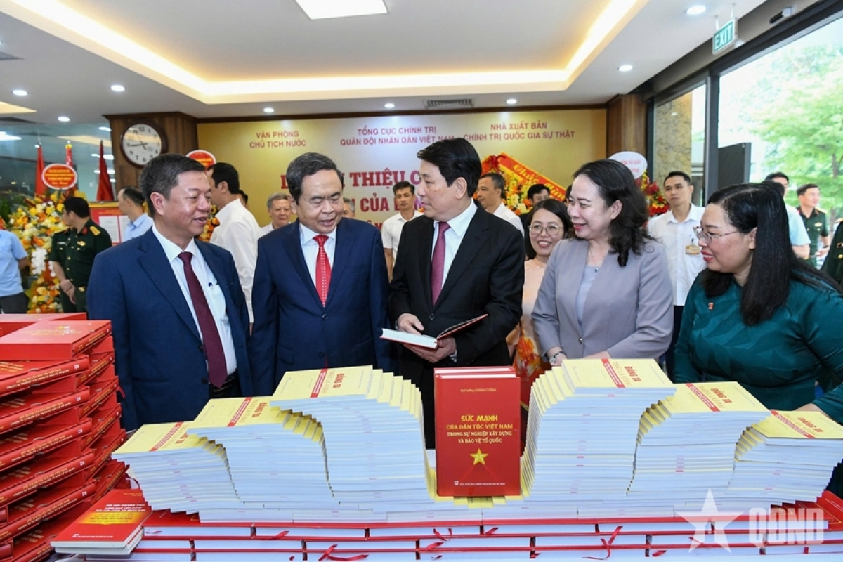 Đại tướng Lương Cường, nguyên Chủ tịch nước và Chủ tịch Quốc hội Trần Thanh Mẫn cùng các đại biểu tham quan khu trưng bày sách. Ảnh: QDND